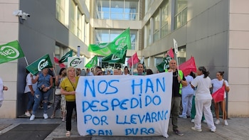 Despiden a dos trabajadoras de la limpieza de un hospital de Jerez tras 20 años de servicio: “Nos han despedido por llevarnos pan duro”