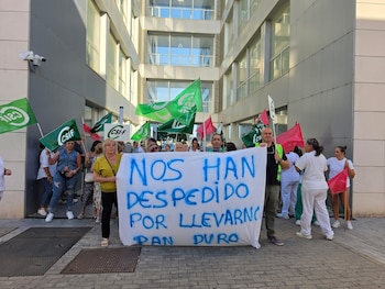 Concentración a las puertas del Hospital de Jerez en apoyo a las dos trabajadoras de limpieza despedidas por llevarse pan duro. (X/CSIF Cádiz)