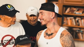 J Balvin pasó por un ancianato en Bucaramanga y puso a bailar a los residentes al ritmo de “Tonto”