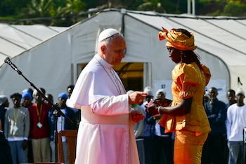El papa León XIV recibió a la migrante nigeriana Bousso Diouf, en Santa Cruz de Tenerife, en Canarias, España. 12 de junio, 2026. Ya anunció su visita a Argentina y su postura a favor de los derechos de los migrantes es clara. (Photo by Stefano RELLANDINI / AFP)