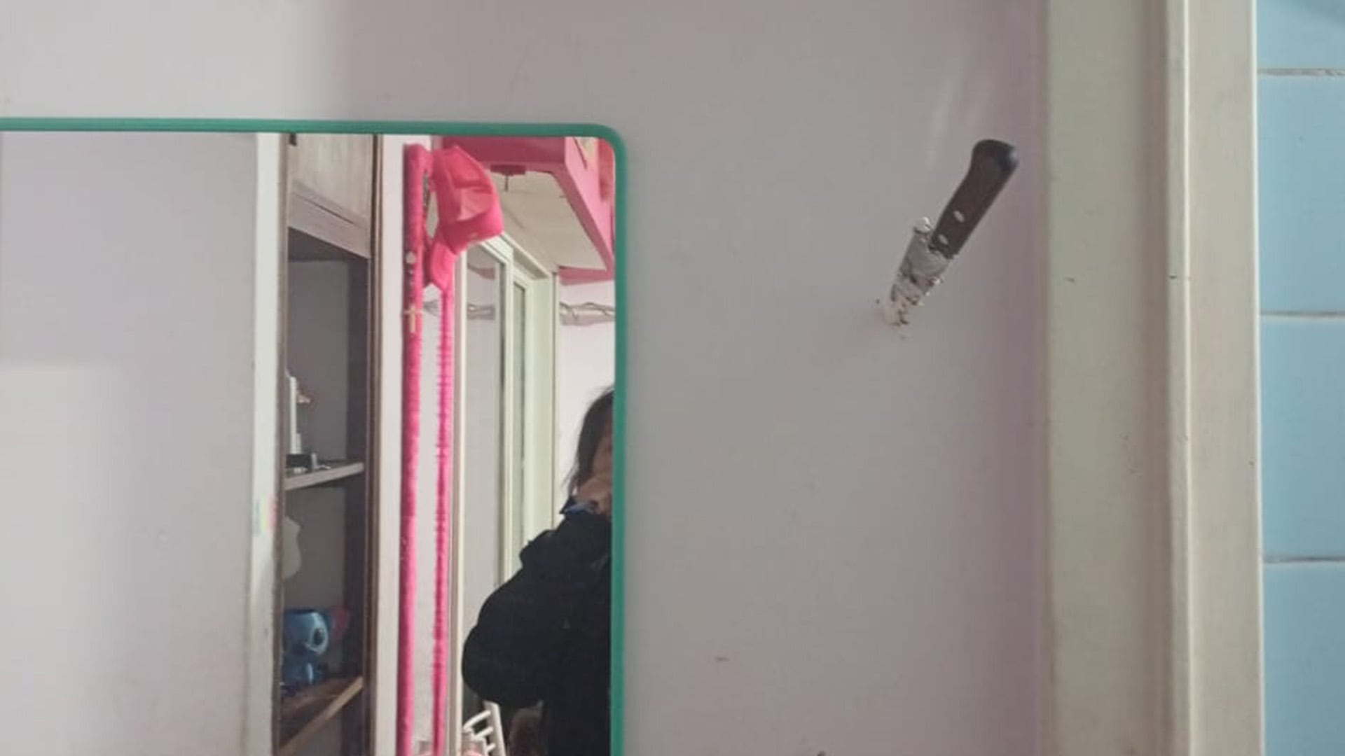 El cuchillo quedó clavado en la pared en la entrada del baño
