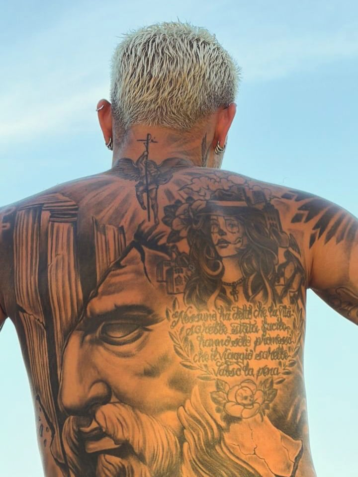 El futbolista lució su espalda completamente tatuada ante la cámara