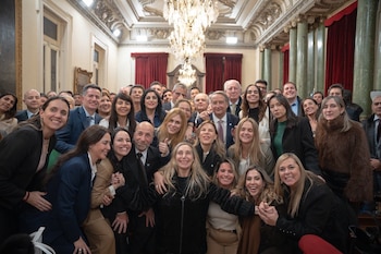 El bloque de diputados de LLA, junto a Karina Milei (Fotos: @LLA_diputados)