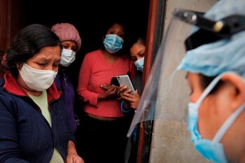 Personal sanitario apoyado por militares del ejército realizan pruebas de COVID-19 a los pobladores del Asentamiento Humano Pampa Los Olivares-Villa Leticia de Cajamarquilla en Lima (Perú). EFE/Paolo Aguilar/Archivo