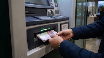 Cuánto puedo ingresar en el banco sin que salten las alarmas de Hacienda: los límites de dinero en efectivo que vigila la Agencia Tributaria