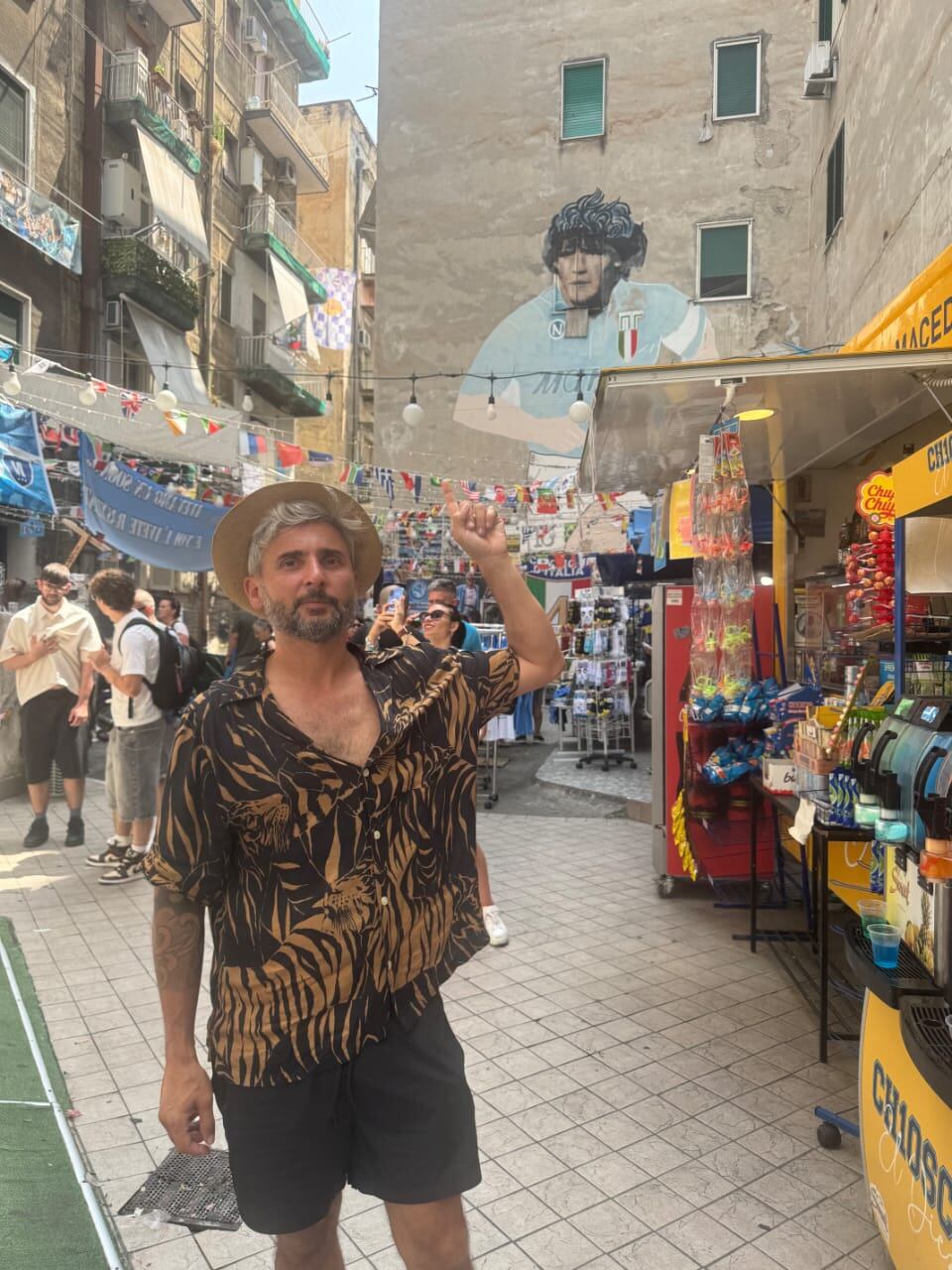 Liberto, en su recorrida por Nápoles hasta que dio con los ultras