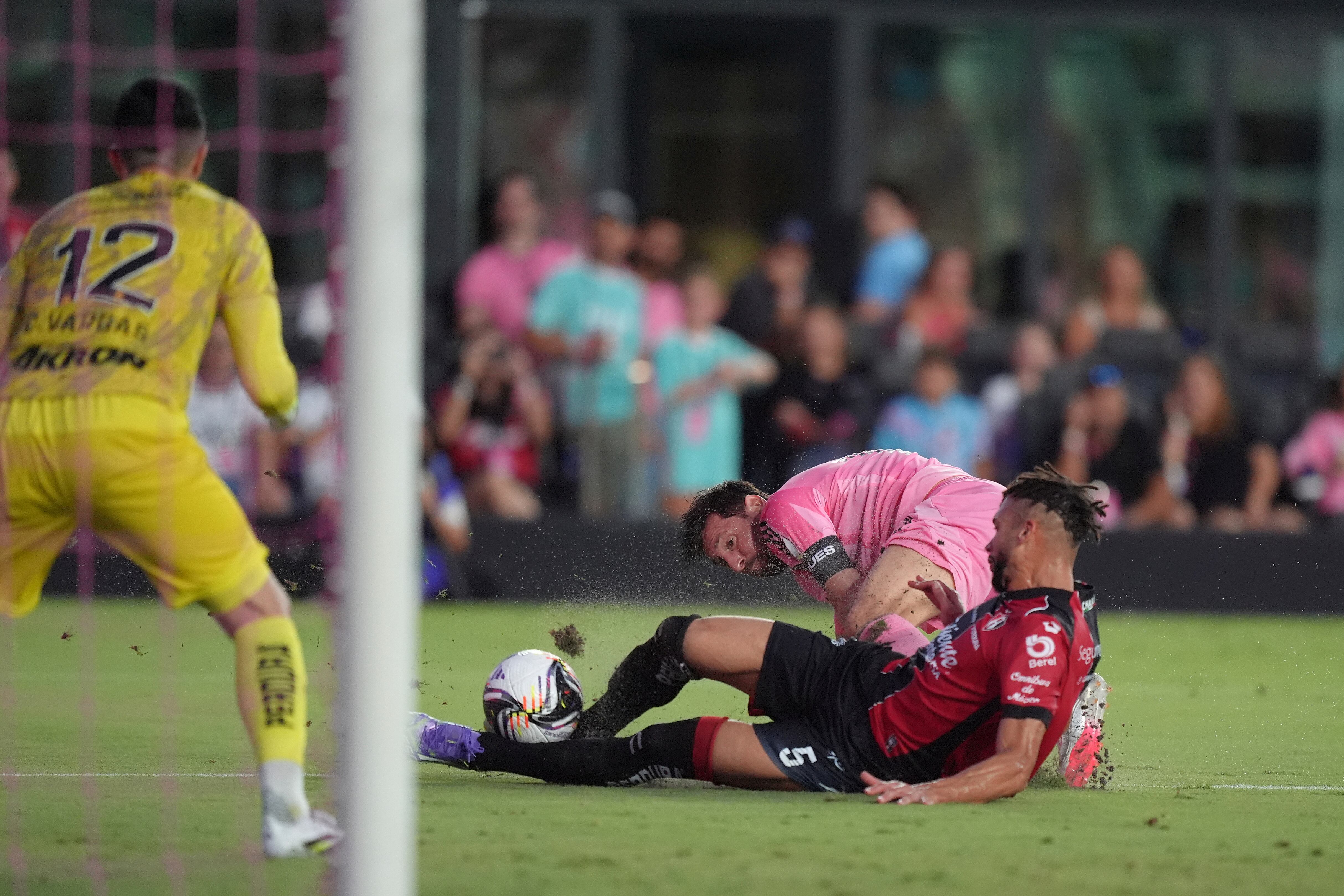 Camilo Vargas contuvo múltiples remates del 10 argentino- crédito Rebecca Blackwell/ Reuters