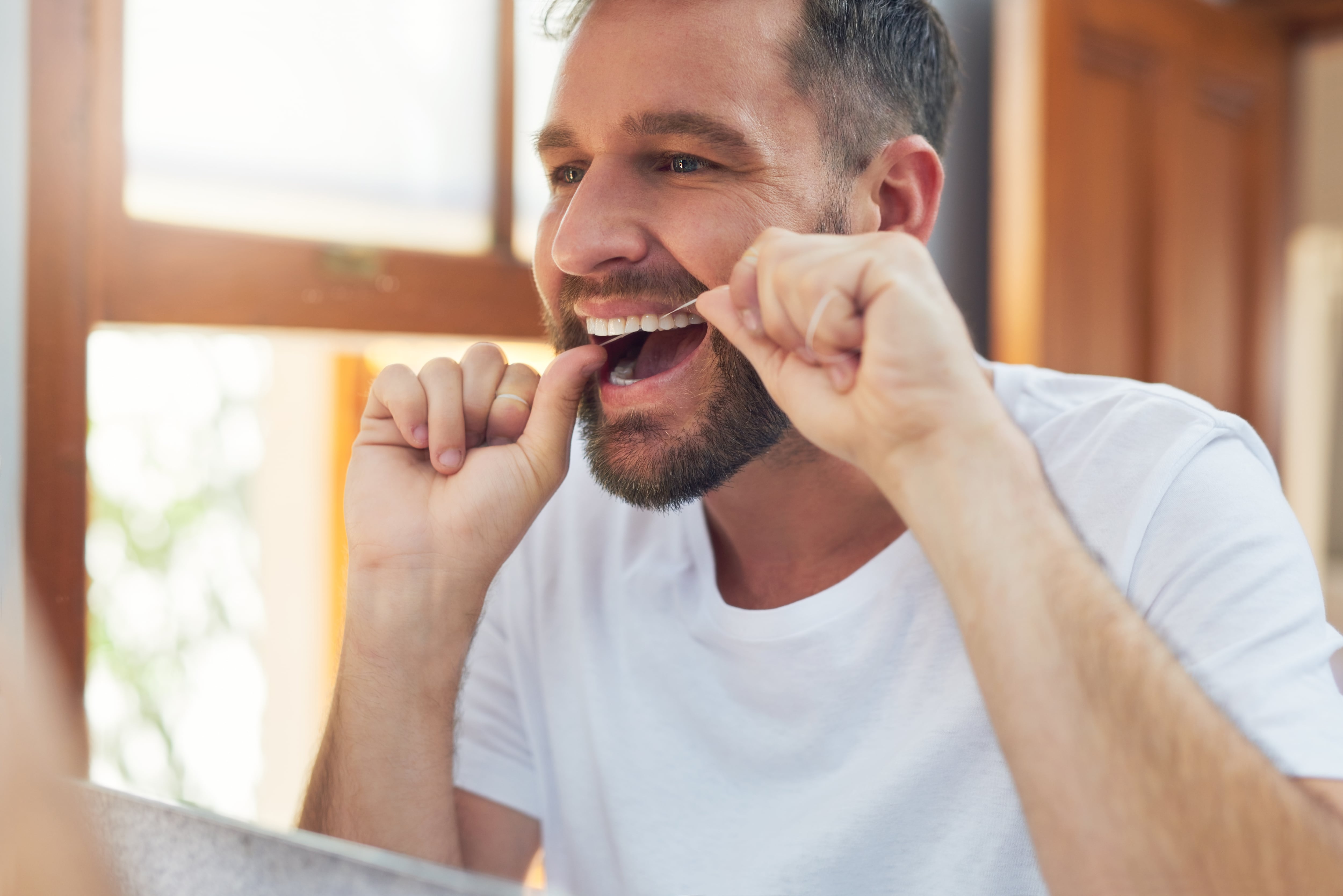 Utilizar hilo dental elimina residuos inaccesibles para el cepillo, previniendo placa y gingivitis (AdobeStock)