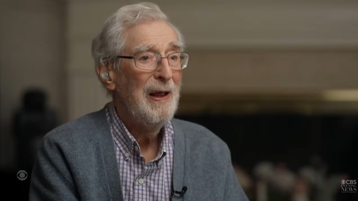 George Strausman, de 102 años, elige la cerámica en Nueva York para mantenerse ágil y buscar la perfección artística. Foto: Captura de video de CBS News