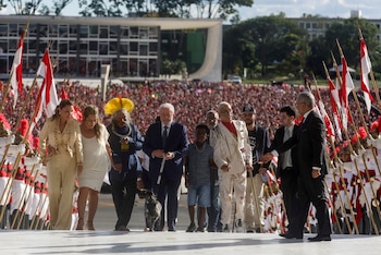 El presidente de Brasil, Luiz Inácio Lula da Silva, con su esposa Rosangela "Janja" da Silva, el vicepresidente Geraldo Alckmin y su esposa Maria Lucia Ribeiro Alckmin, camina por la rampa del Palacio de Planalto tras su ceremonia de investidura