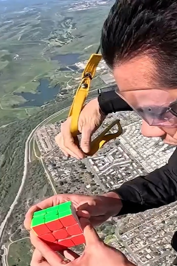 El récord mundial de Ishaan Hadkar se concretó en su primer salto en paracaídas, a pesar del viento, el cielo cubierto y la rotura de un cubo en un intento previo (Créditos: Récord Guinness)