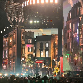 El concierto de Ricardo Arjona en el Estadio Nacional comenzó a las 7:10 p. m. con una apertura instrumental y vocal antes de la salida del cantante./ (CR Hoy)