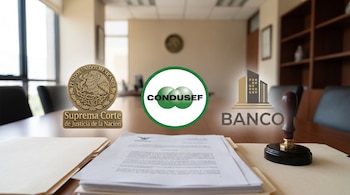 Primer plano de una mesa con documentos, carpetas y un sello notarial. Se ven los logos de la Suprema Corte de Justicia, CONDUSEF y un banco estilizado.