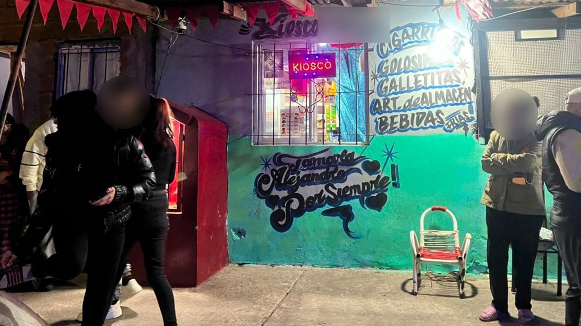 La fachada iluminada de un kiosco en Lanús, con personas en la vereda, ilustra el lugar de la detención de un ladrón de motocicletas.