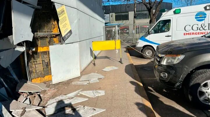 El accidente ocurrió en la zona oeste de Rosario y causó daños materiales en el frente del local (La Capital)