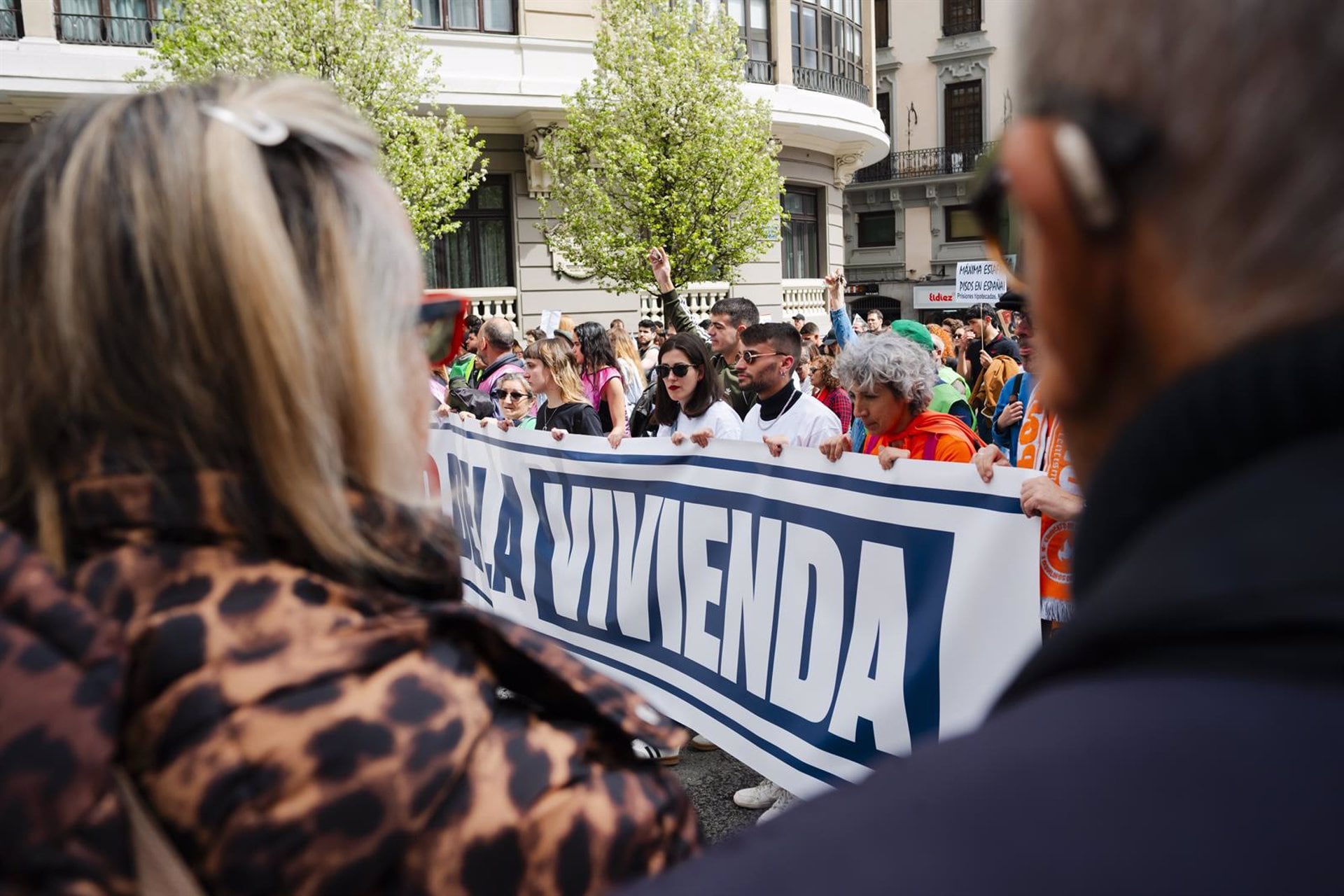 Decenas de personas durante una manifestación por la vivienda en Madrid (Mateo Lanzuela - Europa Press)