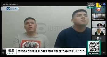 Dos hombres en primer plano participan en una videollamada judicial con el logo de JusticiaTV, paneles de otros participantes y texto informativo en la parte inferior