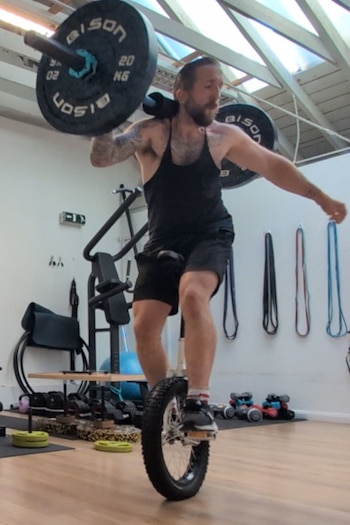 El récord mundial que combina fuerza y equilibrio: hizo una sentadilla con 60 kilos sobre un monociclo