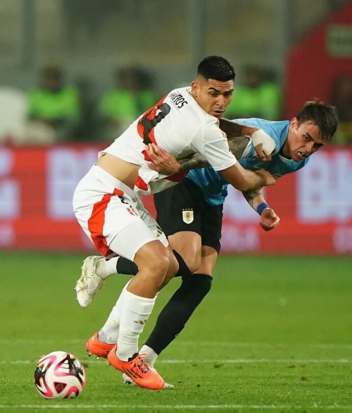 Luis Ramos tuvo su estreno con la selección peruana ante Uruguay en Lima en noviembre del año pasado por las Eliminatorias 2026. - créditos: FPF