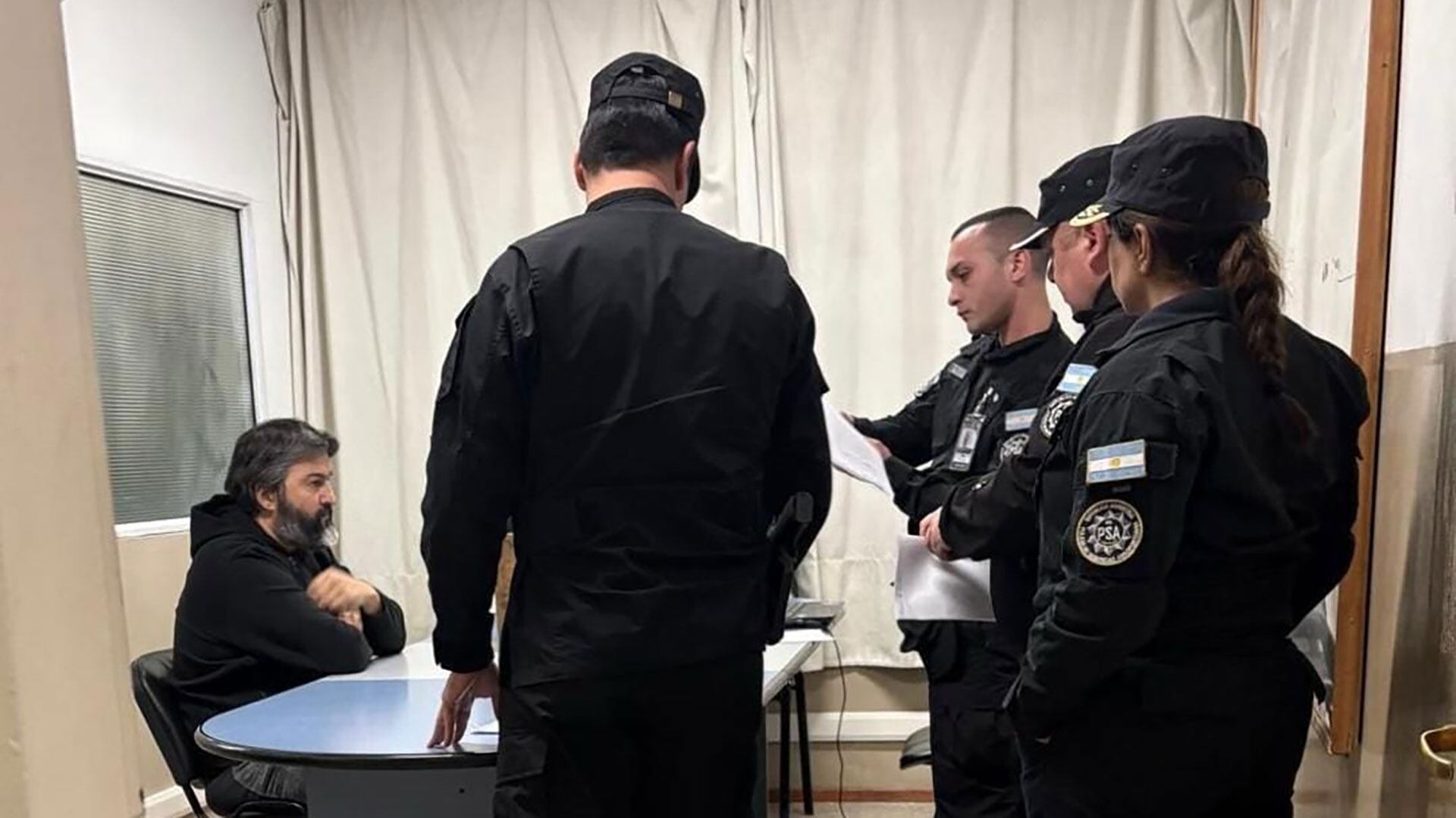 García Furfaro con las autoridades policiales tras ser detenido por la causa del fentanilo