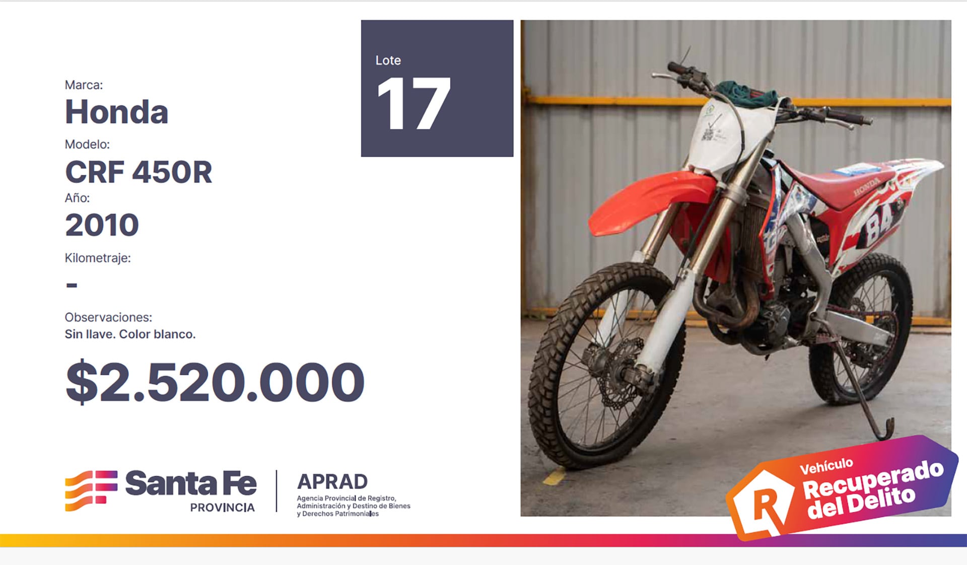 Una motocicleta Honda CRF 450R roja y blanca, modelo 2010, recuperada de un delito, es presentada para una subasta pública organizada por la provincia de Santa Fe.