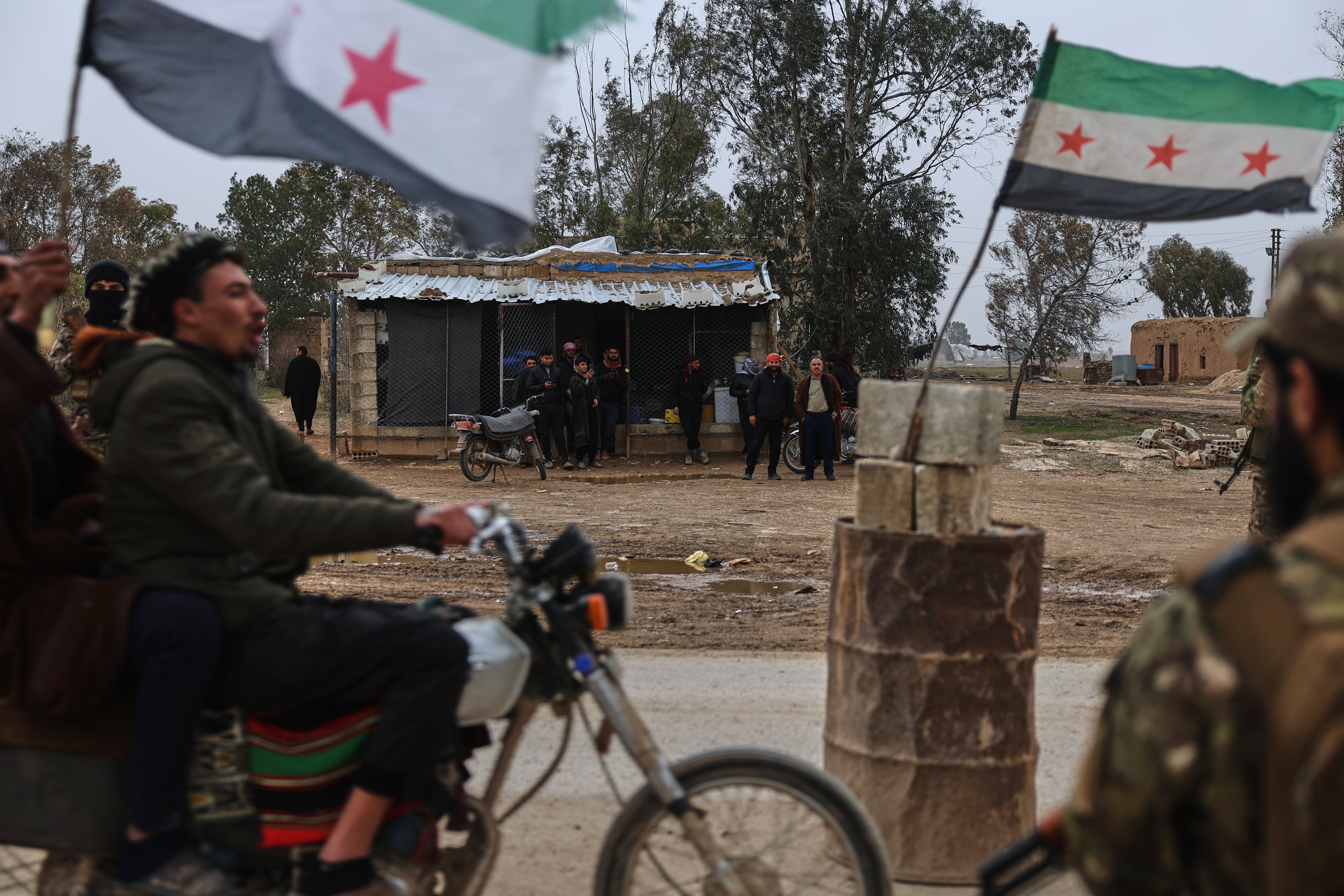 Fuerzas de seguridad sirias se reúnen antes de entrar en la ciudad de al-Hasakah para implementar un acuerdo con las Fuerzas Democráticas Sirias (FDS), lideradas por los kurdos, para estabilizar un alto el fuego, en Wadi al-Raml, provincia de al-Hasakah, este de Siria, el lunes 2 de febrero de 2026. (Foto AP/Ghaith Alsayed)