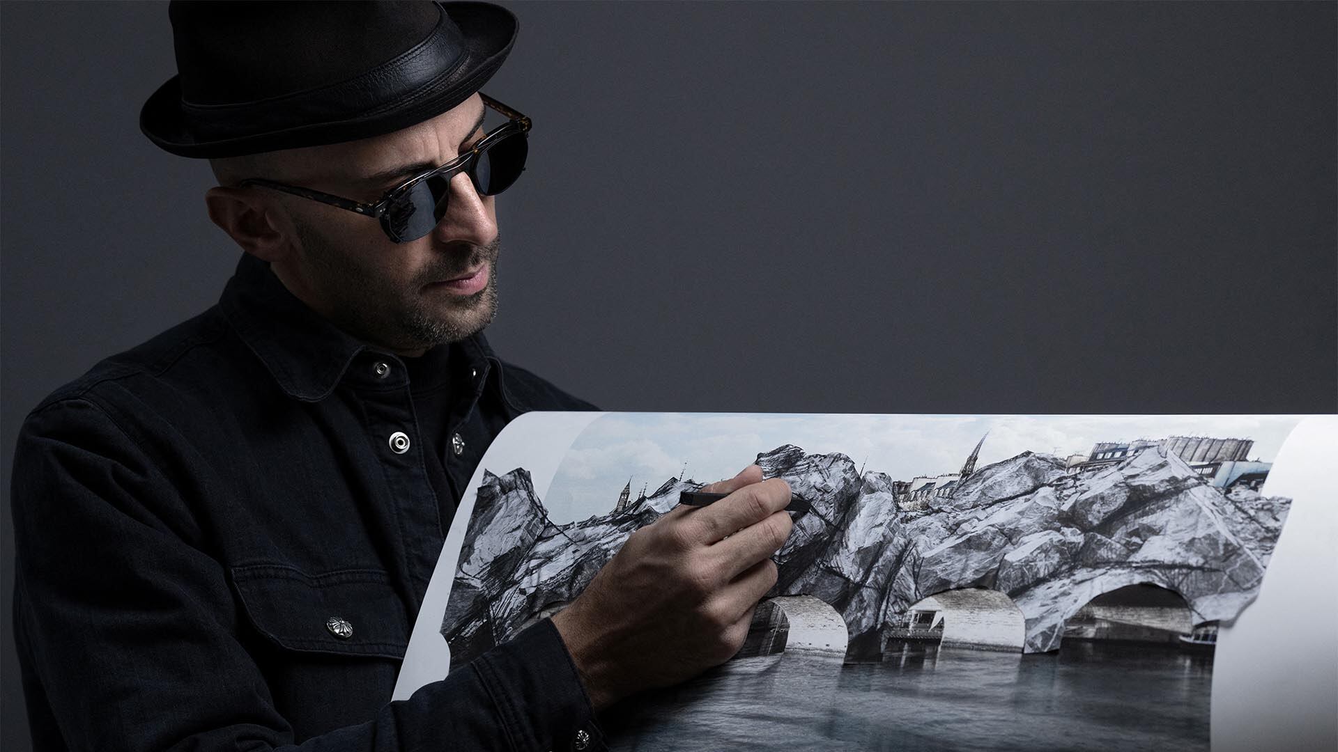 Las piedras centenarias del Pont Neuf, escenario de la transformación artística que rendirá homenaje a Christo y Jeanne-Claude. (Photo by JOEL SAGET / AFP) /