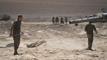 Soldados israelíes limpiando los tanques.