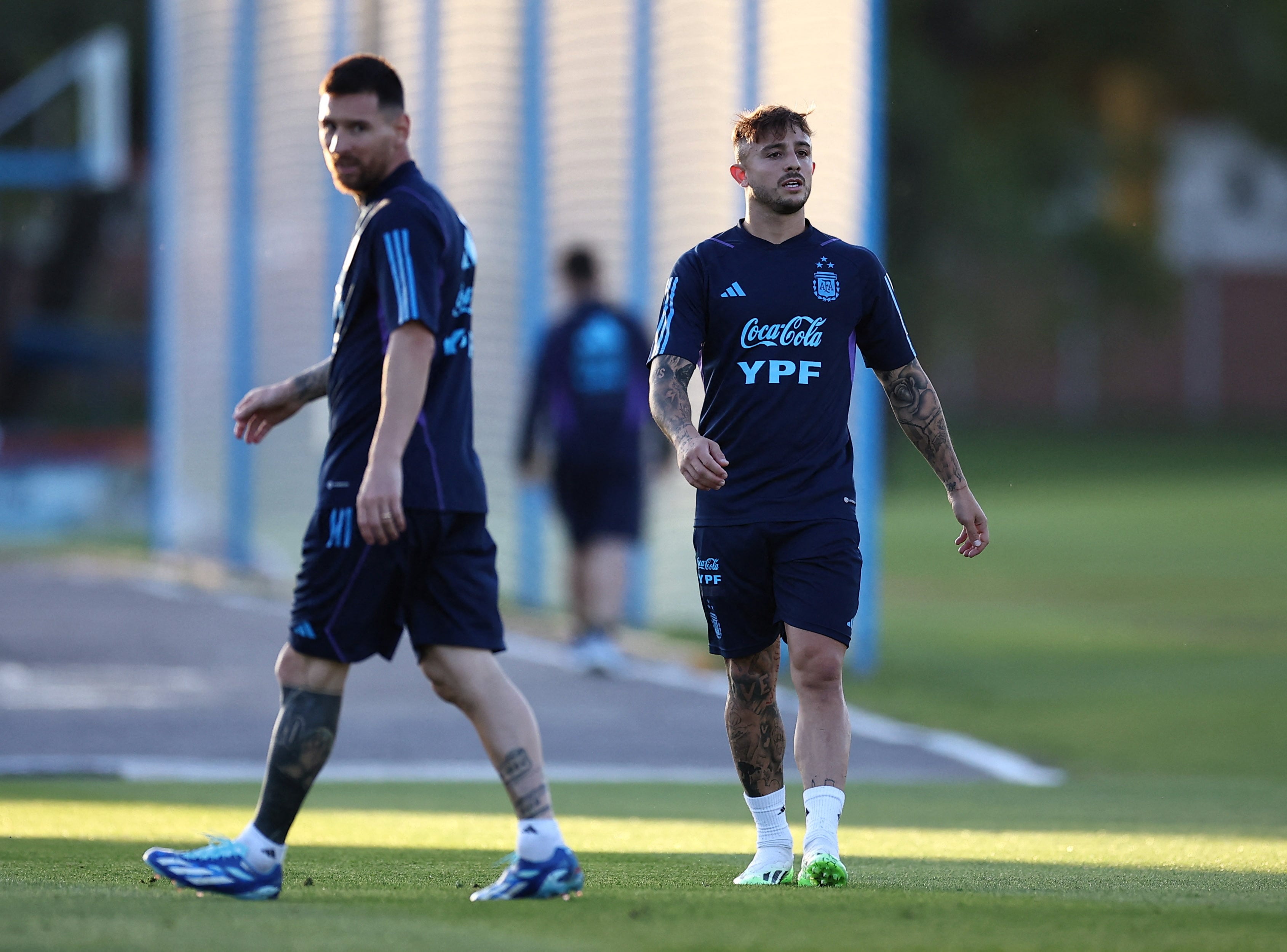 Pablo Maffeo, en una postal junto a Messi en el predio de la AFA (REUTERS/Agustin Marcarian)
