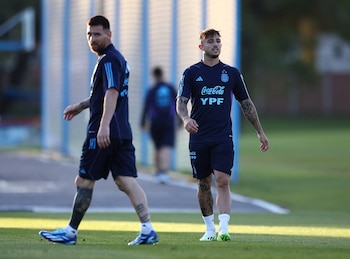 Pablo Maffeo, en una postal junto a Messi en el predio de la AFA (REUTERS/Agustin Marcarian)