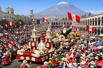 Multitud en desfile con banderas, carros alegóricos florales, figuras de águila y persona vestida de blanco, arquitectura colonial, volcán nevado.