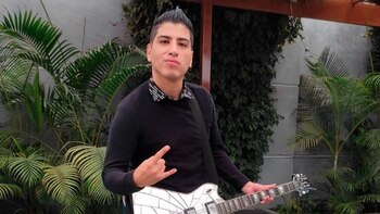 John Kelvin se encuentra libre.