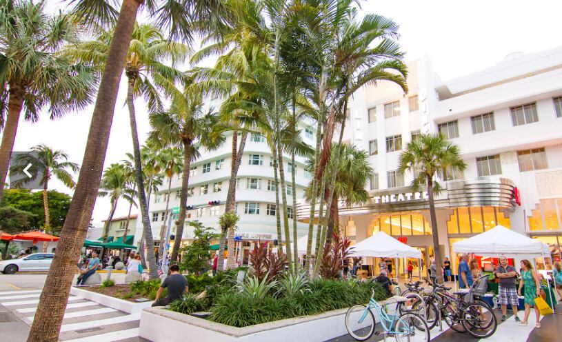 Ubicada en el corazón de Miami Beach, Lincoln Road es famosa por su ecléctica mezcla de tiendas, restaurantes y arte público, convirtiéndola en un punto de encuentro cultural