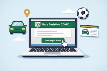 Ilustración de laptop abierta con portal 'Pase Turístico CDMX', cursor en 'Descargar Pase'. Íconos planos de auto, tarjeta de circulación, balón de fútbol y nubes.