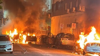 Varios autos en llamas en