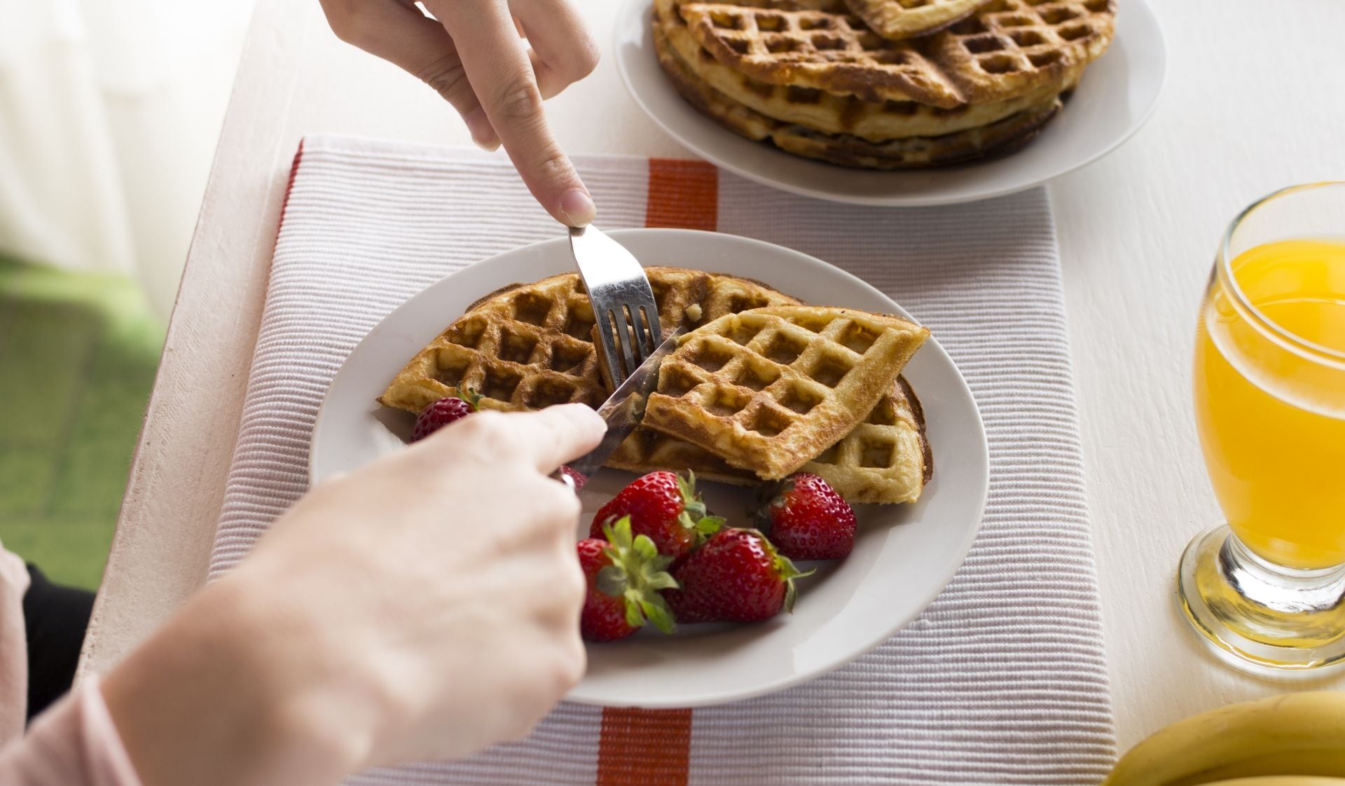 La historia del waffle tiene raíces en una celebración cristiana. Una variación en la pronunciación permitió que el 25 de marzo se transformara en una jornada culinaria (Freepik)
