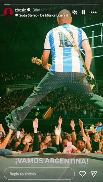 Zeta Bosio, histórico bajista de Soda Stereo, alentó a la selección con una foto desde el escenario