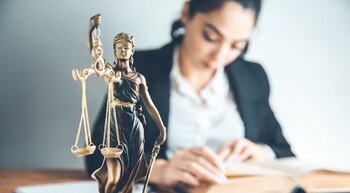 Abogada trabajando (Freepik)
