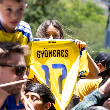 El hotel de concentración de la Selección Sueca en Monterrey se convirtió en escenario de bienvenida con música, banderas de Suecia y homenajes a Viktor Gyökeres. (X/ @samuel_garcias)