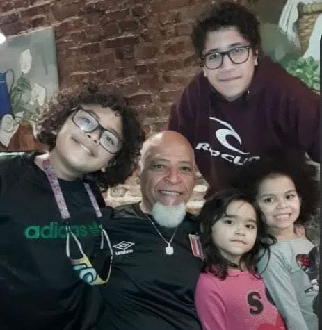 Víctor junto a sus nietos, con quien comparte los valores y la cultura caboverdiana
