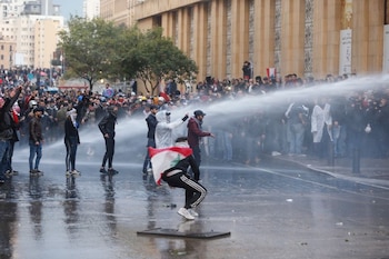 Manifestantes son alcanzados por un