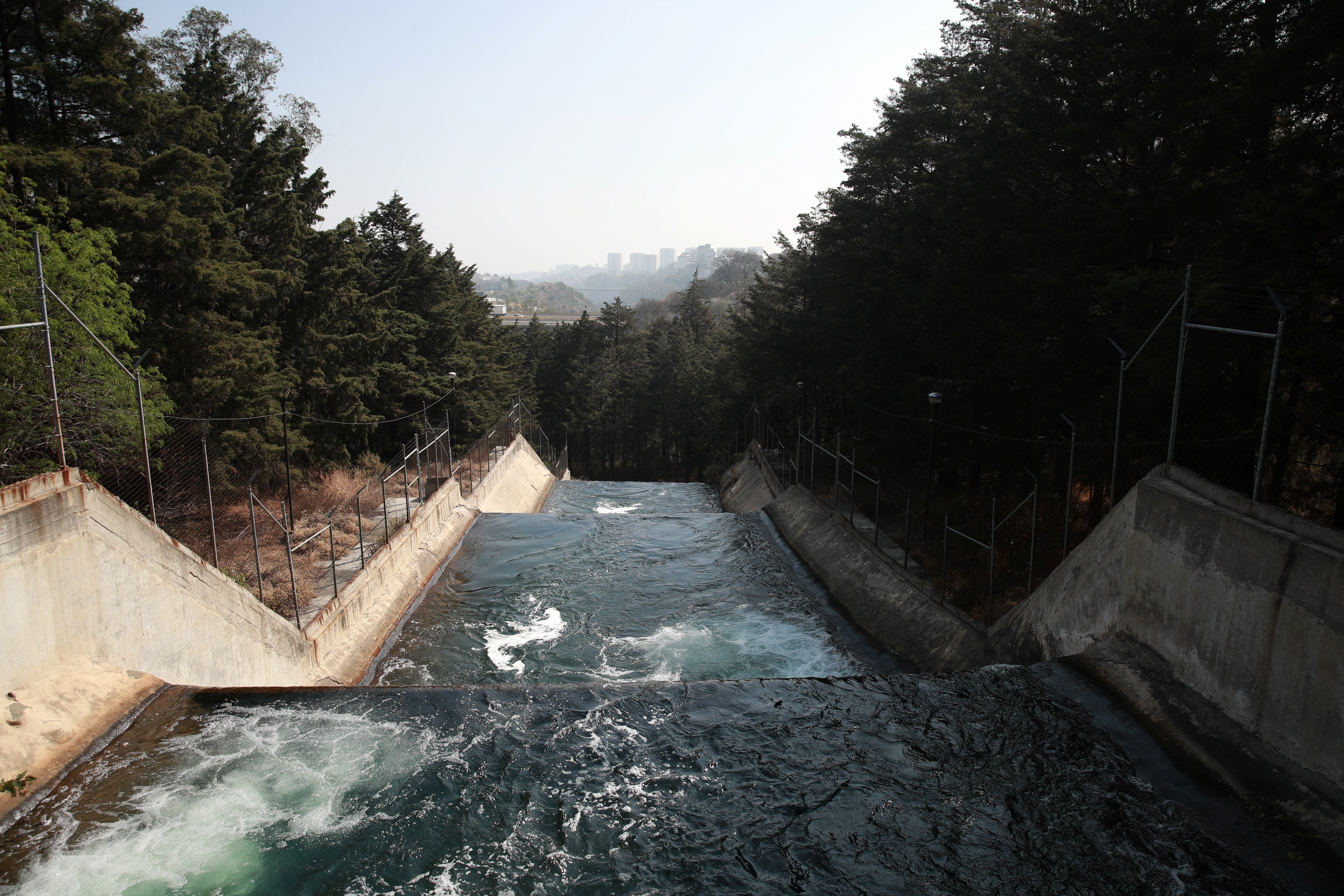 La llegada a tiempo de la temporada de lluvias benefició a los sistemas de limpieza de agua en el centro del país. (REUTERS/Henry Romero)