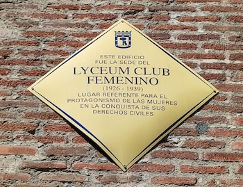 Placa en conmemoración del Lyceum Club Femenino en Madrid.