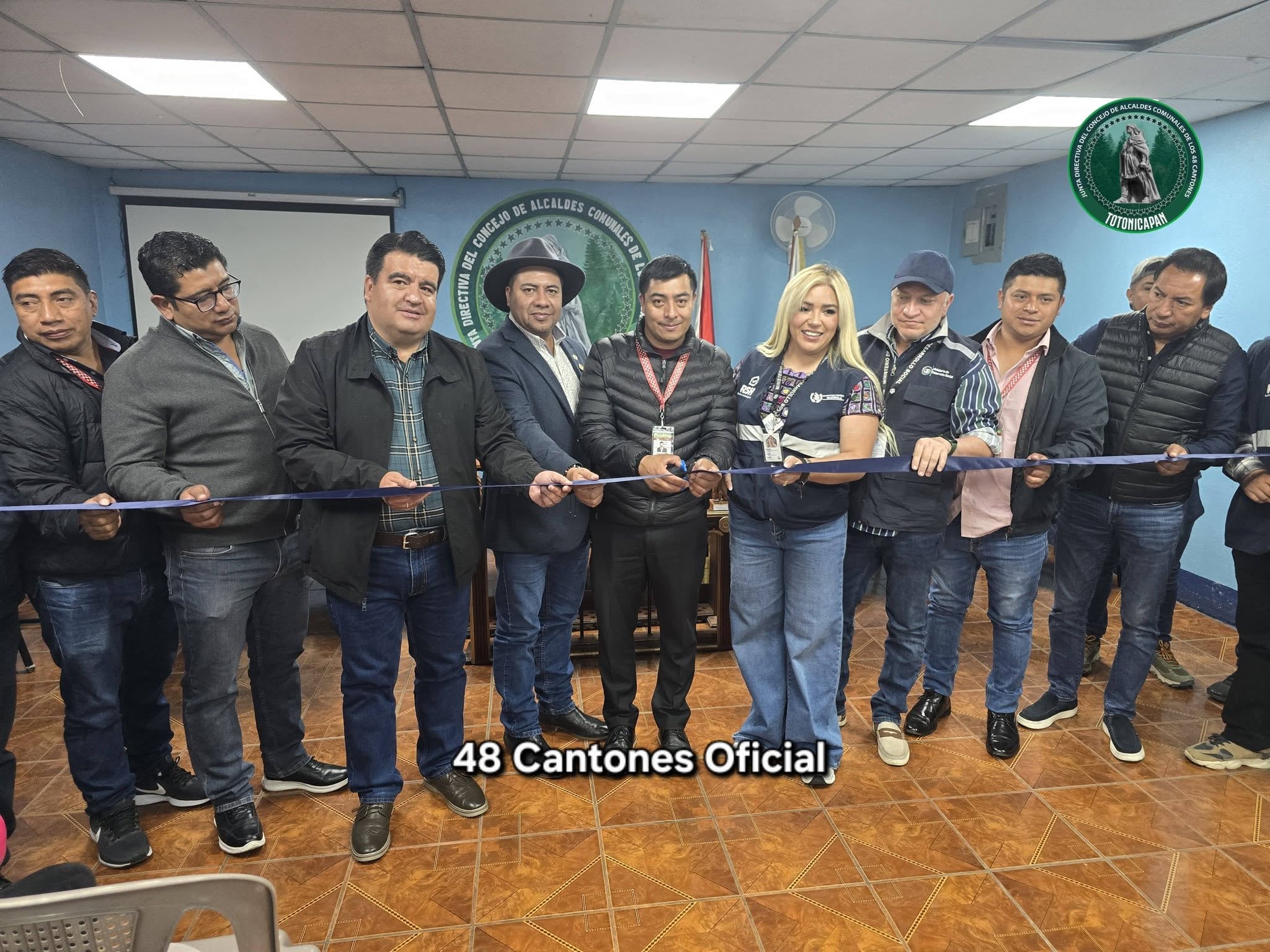 Representantes de la Junta Directiva del Concejo de Alcaldes Comunales de los 48 Cantones de Totonicapán realizan una ceremonia de corte de cinta en un evento institucional. (48 cantones oficial)