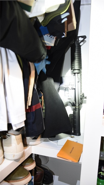 Un rifle estaba oculto en el closet de Mónica Torres el día de su captura. Crédito: DOJ