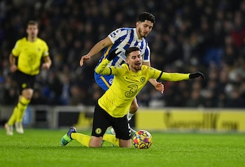 Steven Alzate marcando a Jorginho,