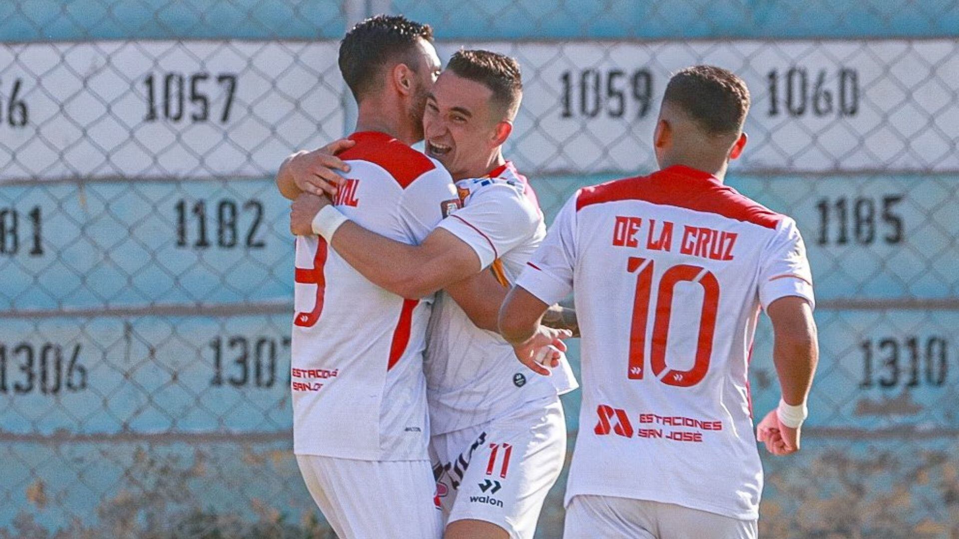 Neri Bandiera recibiendo el abrazo de Tomás Sandoval. - Crédito: Atlético Grau