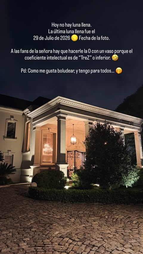 La fachada de la mansión de Mauro Icardi, iluminada por la noche, es el centro de una disputa legal por su embargo.