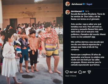 Captura de una publicación de Instagram con una fotografía antigua de varios niños descalzos vestidos con disfraces en el patio de una escuela