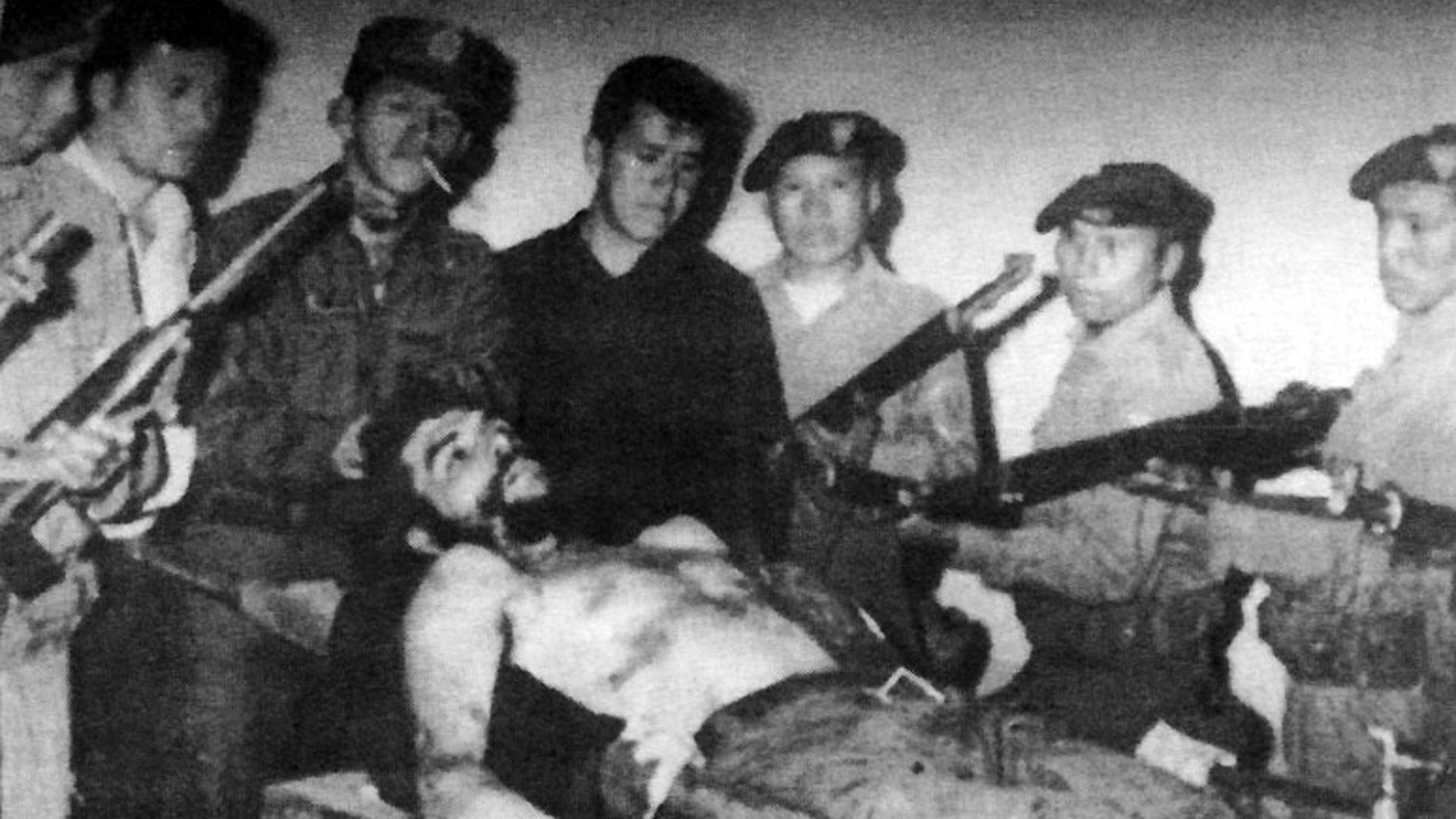 El cuerpo de Che Guevara rodeado de integrantes del Ejército de Bolivia.